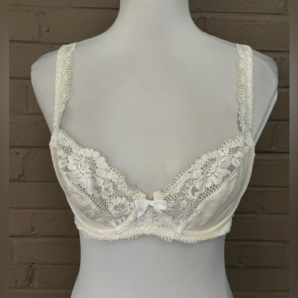 Chantelle vintage ivory lace underwire bra 36B